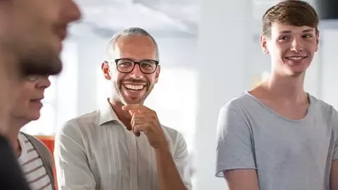 关心人才，关怀社区